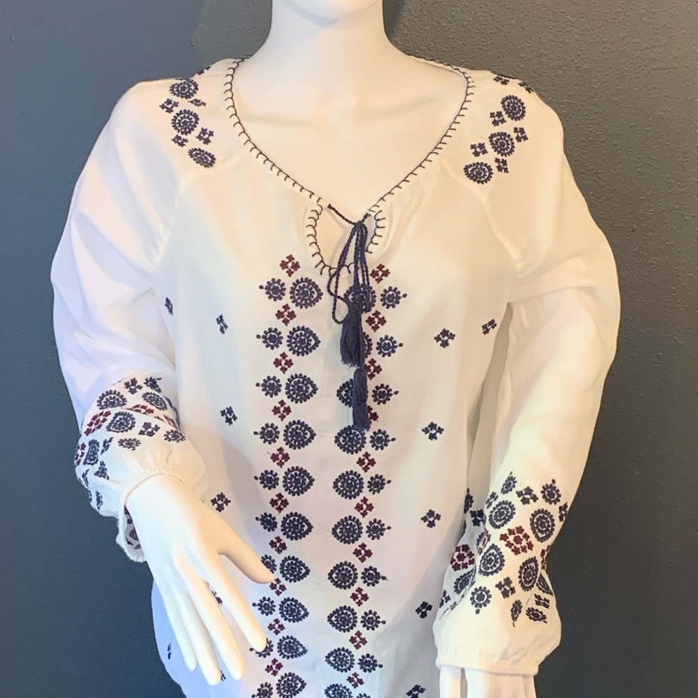 Beach lounge White and Navy Bohemian/Boho Embroidered Blouse Size Medium